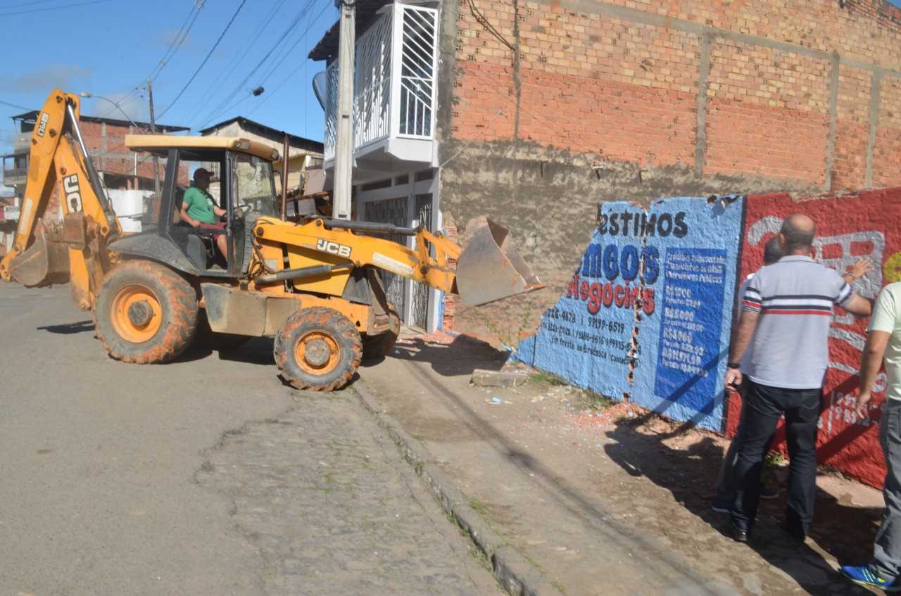 Camacã: Prefeitura derruba muro da rua Carlos Gomes para nova via de acesso
